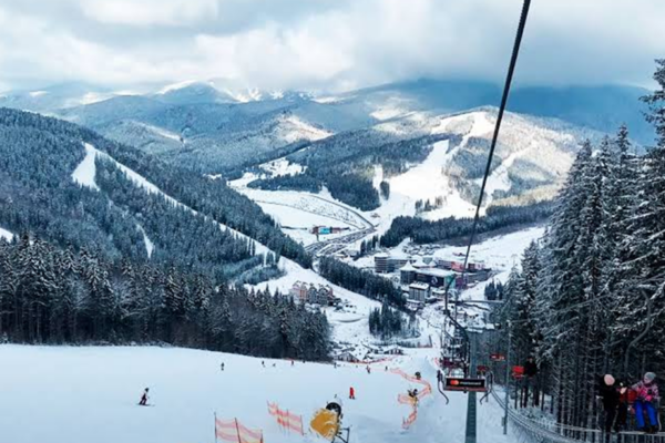 ТОП 5 готелів з похідними маршрутами біля Буковелю взимку